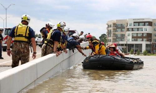 在德克萨斯州休斯顿救援洪水灾民的木筏