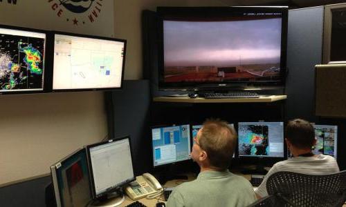 两名美国国家气象局的617888九五至尊娱乐家负责监测天气.